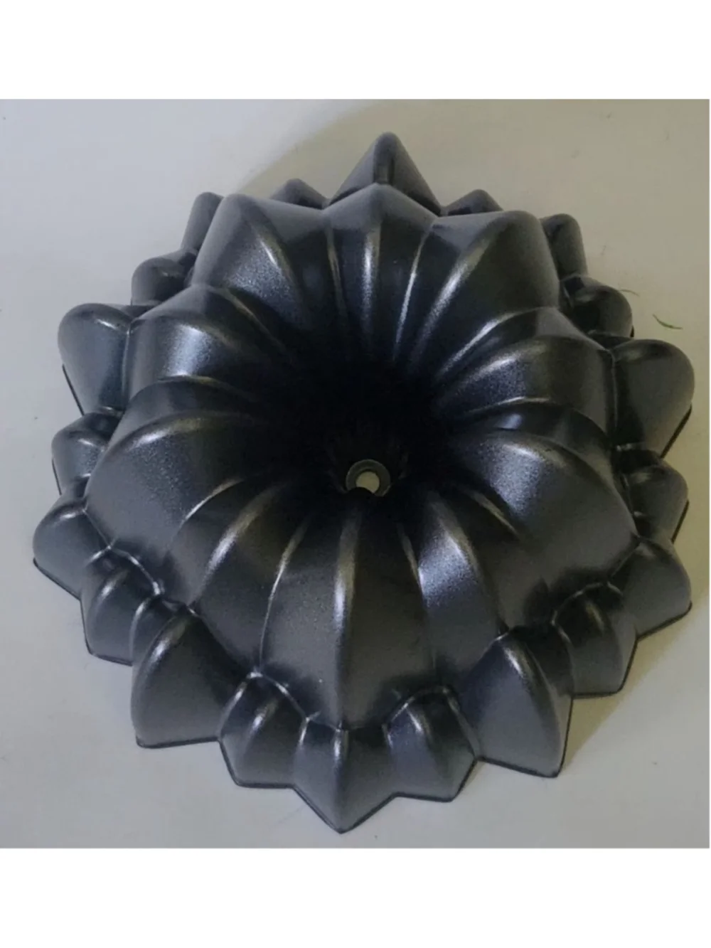 Heavy Cast Aluminum Fluted Bundt Cake Pan Nonstick Tube Pan New No Box Bakeware